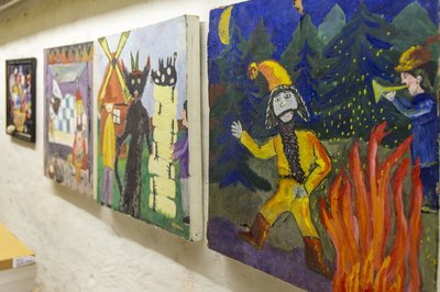 Dr.-Birgit-Dettke-Archiv Fotos von Kinderkunst-Arbeiten in einer Ausstellung